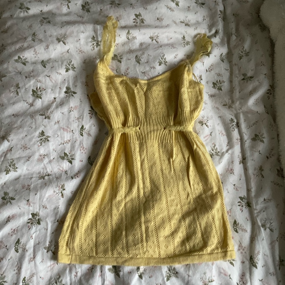 Brand: Guess Jeans Size: S/Petite Handmade In Taiwan Color: Light Yellow Lace